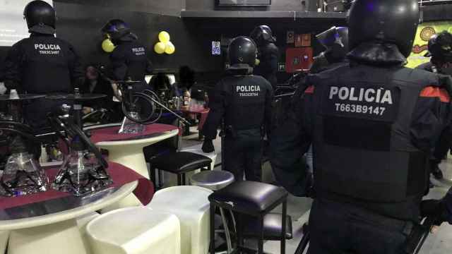 Los Mossos inspeccionando en la discoteca Canela Dance Club de Gràcia