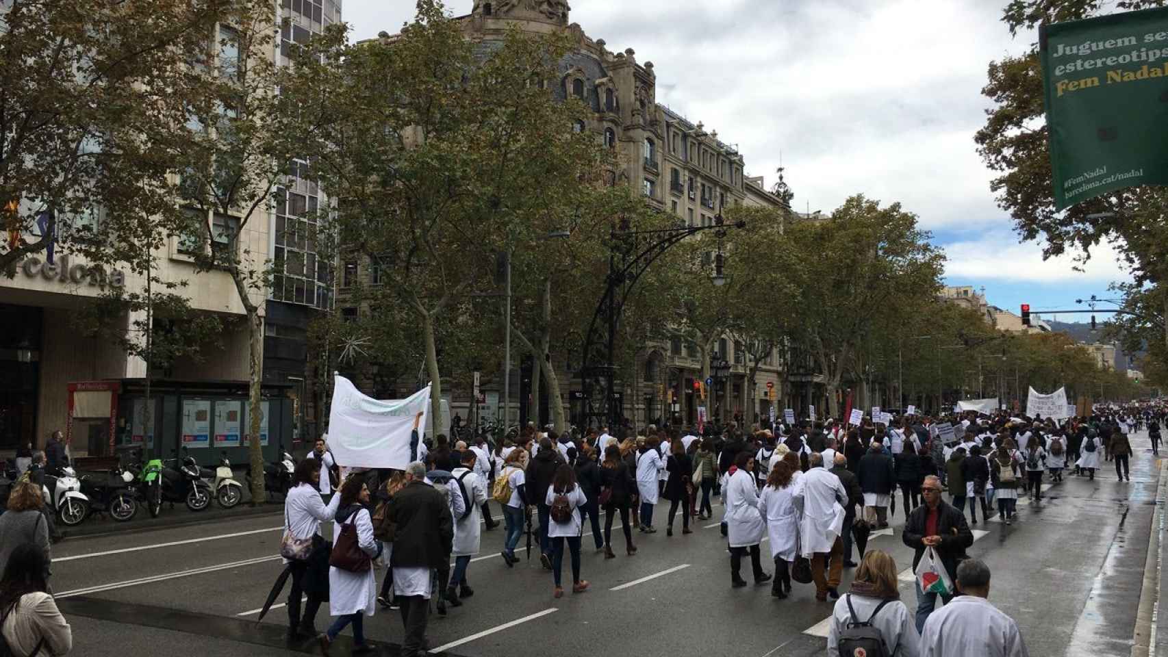 La protesta de los médicos corta el tráfico en Barcelona / MIKI
