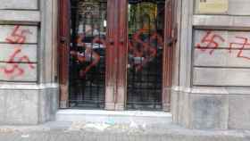 Esvásticas en la fachada de Òmnium / @marcelmauri