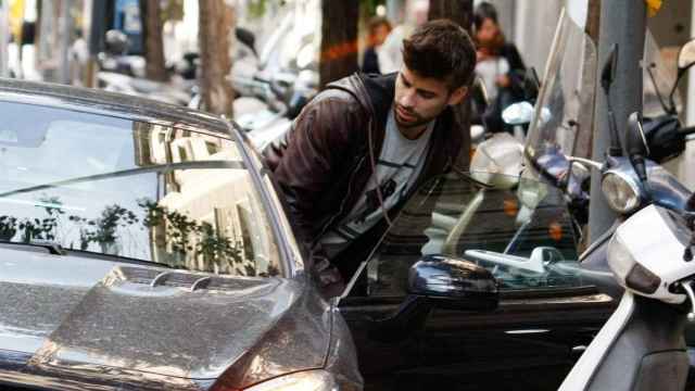 Gerard Piqué subiéndose a un coche / EUROPA PRESS