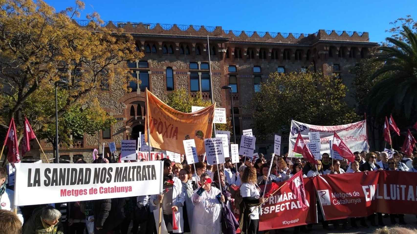 Los médicos en huelga cortando la DIagonal de Barcelona / EP