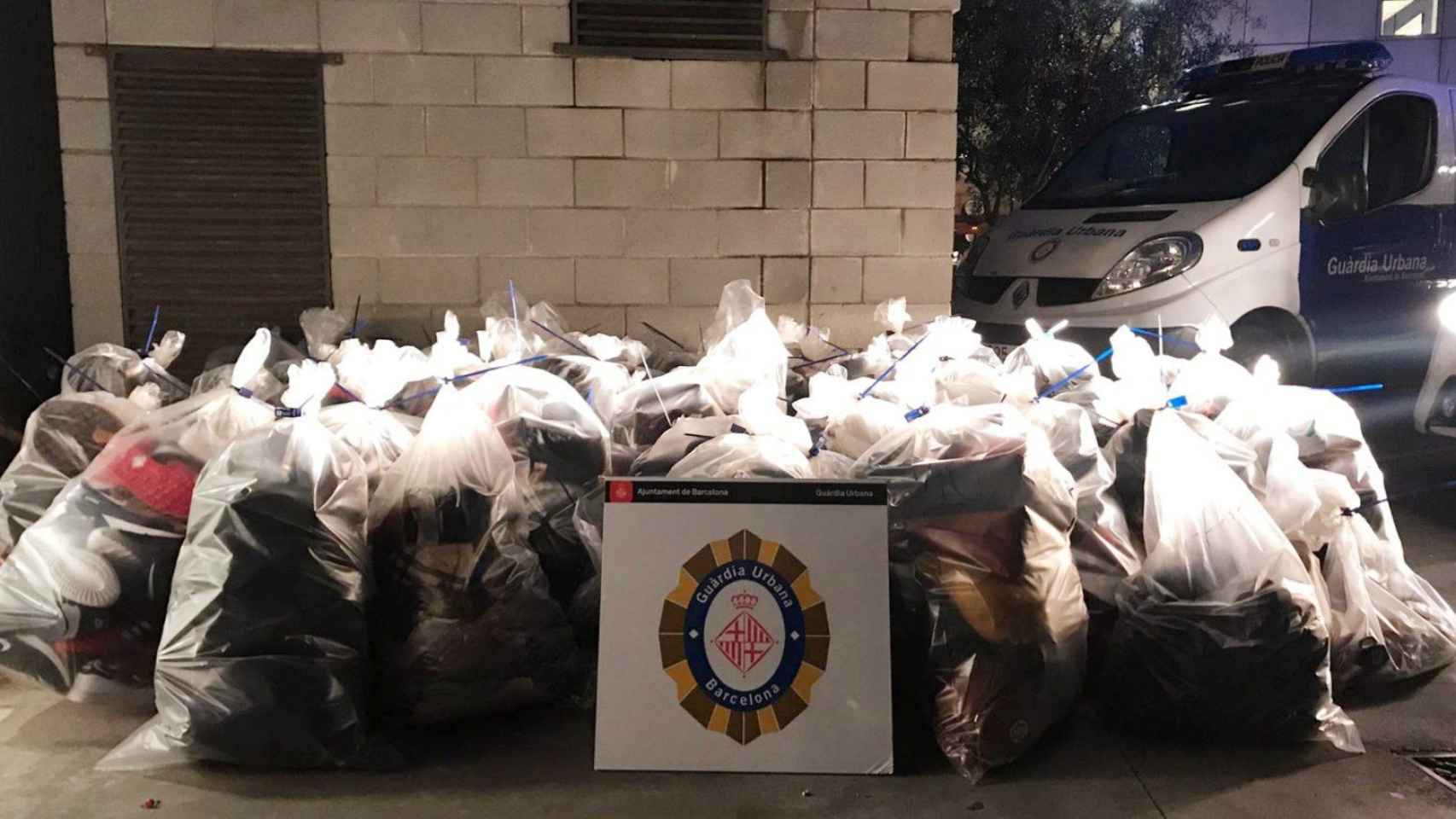 Decenas de sacos con productos decomisados destinados al 'top manta' en un almacén de la Guàrdia Urbana / GUÀRDIA URBANA