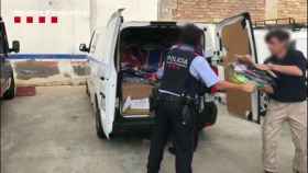 Los mossos proceden a descargar las 5.000 mochilas robadas / Mossos d'Esquadra