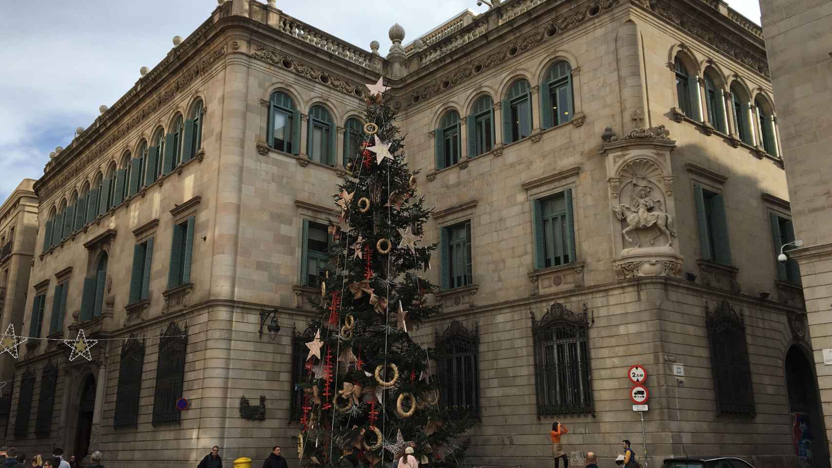 El árbol de Navidad en la plaza Sant Jaume / CARLOS RUFAS