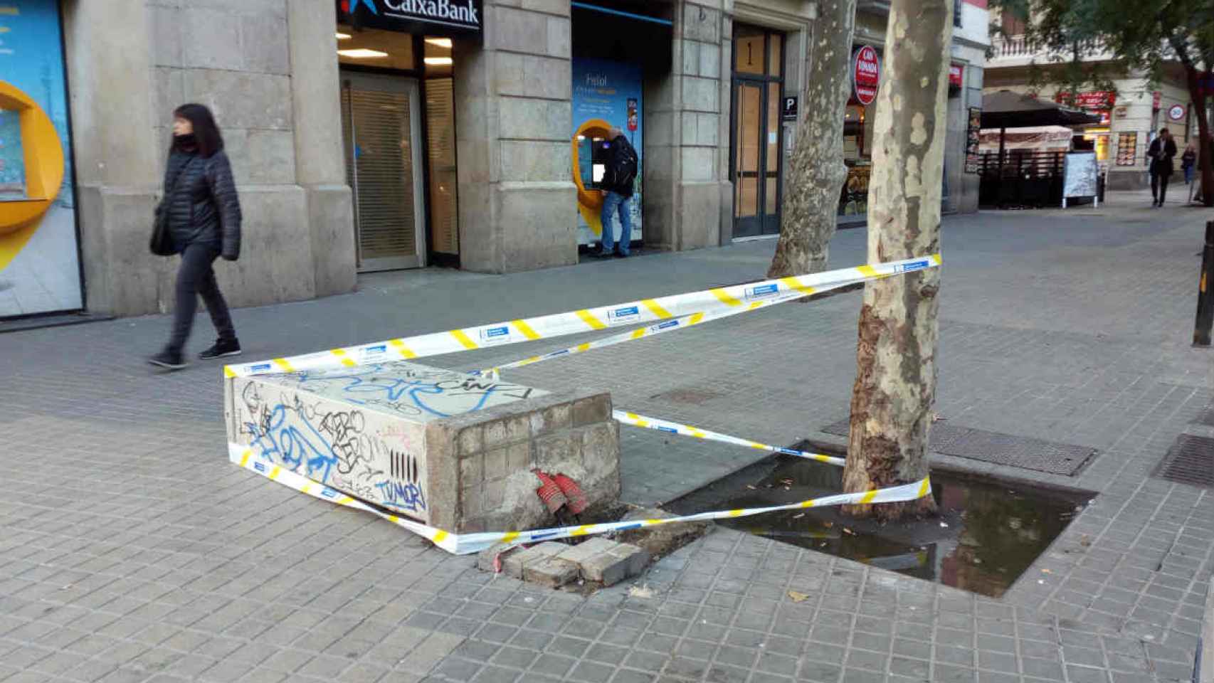 Mobiliario urbano caído y atado a un árbol en Barcelona  / ARCHIVO - METRÓPOLI - HF