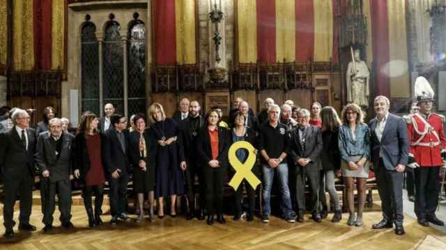 Ada Colau ha posado en la foto de familia con los premiados y un enorme lazo amarillo / EP