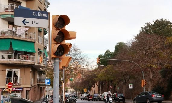 El semáforo sin funcionar de la calle de Blesa con el paseo de Montjuïc / HUGO FERNÁNDEZ