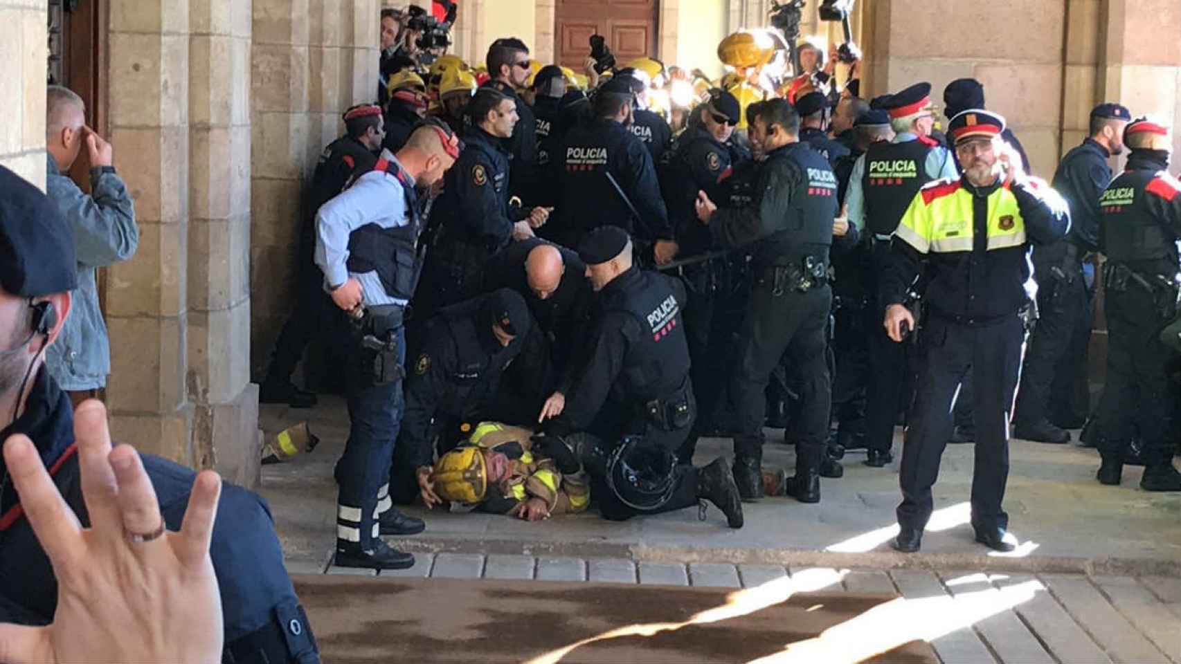 Los mossos retienen a un bombero en las puertas delParlament / @Estany33