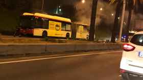 Incendio de un autobús en la Ronda Litoral / @miniautobusero