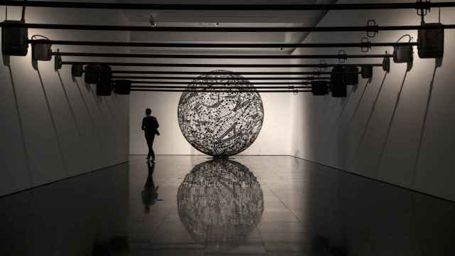 Una de las instalaciones de Jaume Plensa en el MACBA / HUGO FERNÁNDEZ