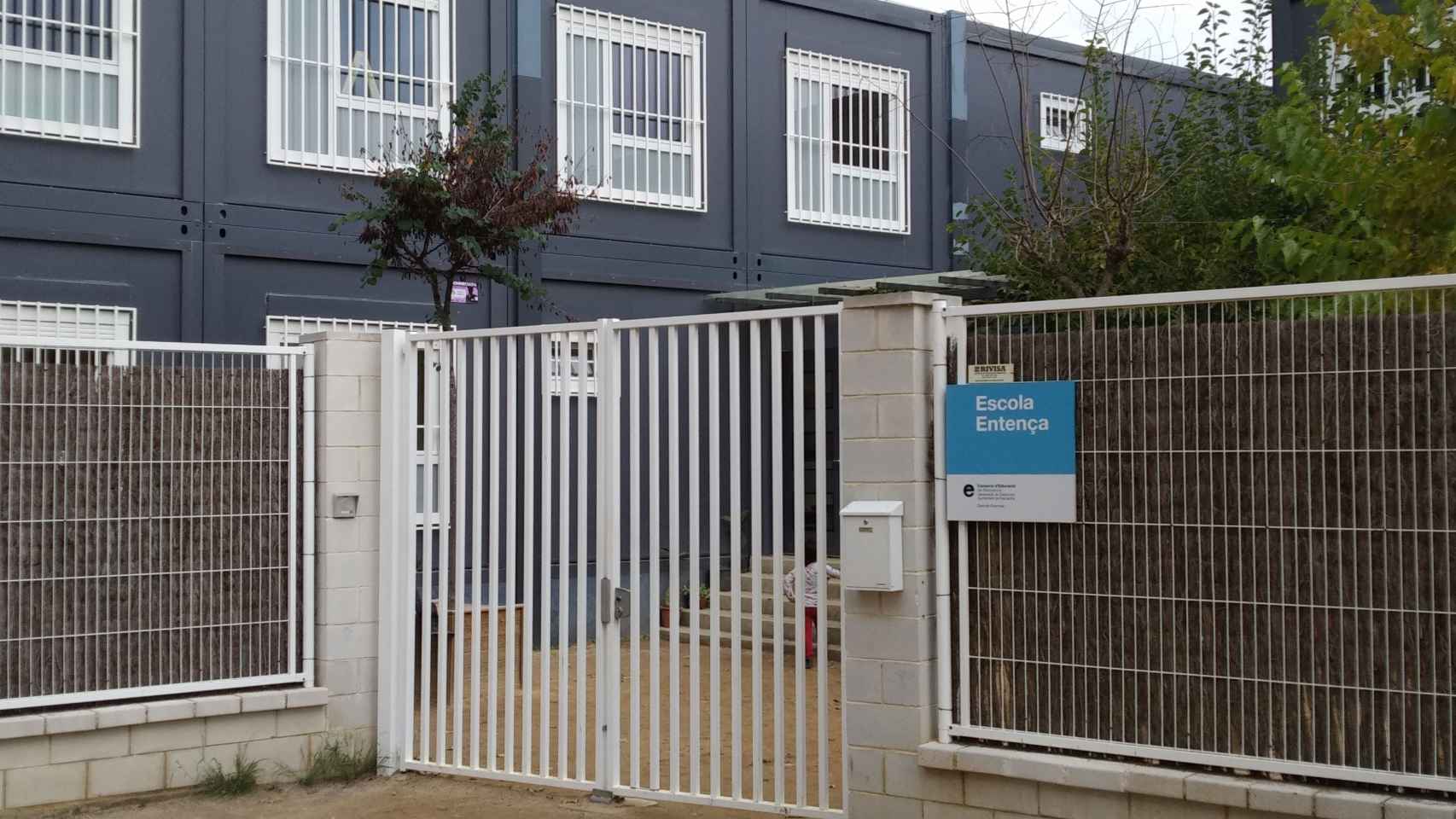 Las familias de la escuela Entença reclamaron el traslado inmediato por riesgos en la salud / JORDI SUBIRANA