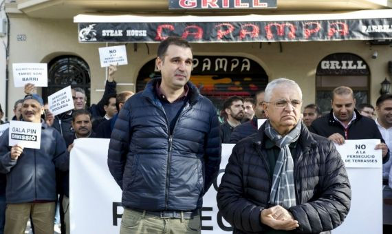 Roger Pallarols, director general del Gremi de Restauració, y Pere Chias, presidente, en una manifestación contra la subida de tasas