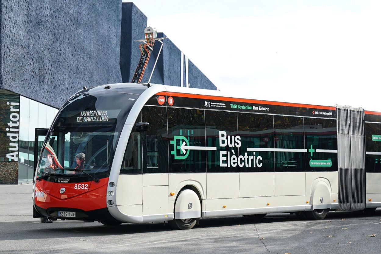 Un autobús eléctrico de la línea H16 / TMB
