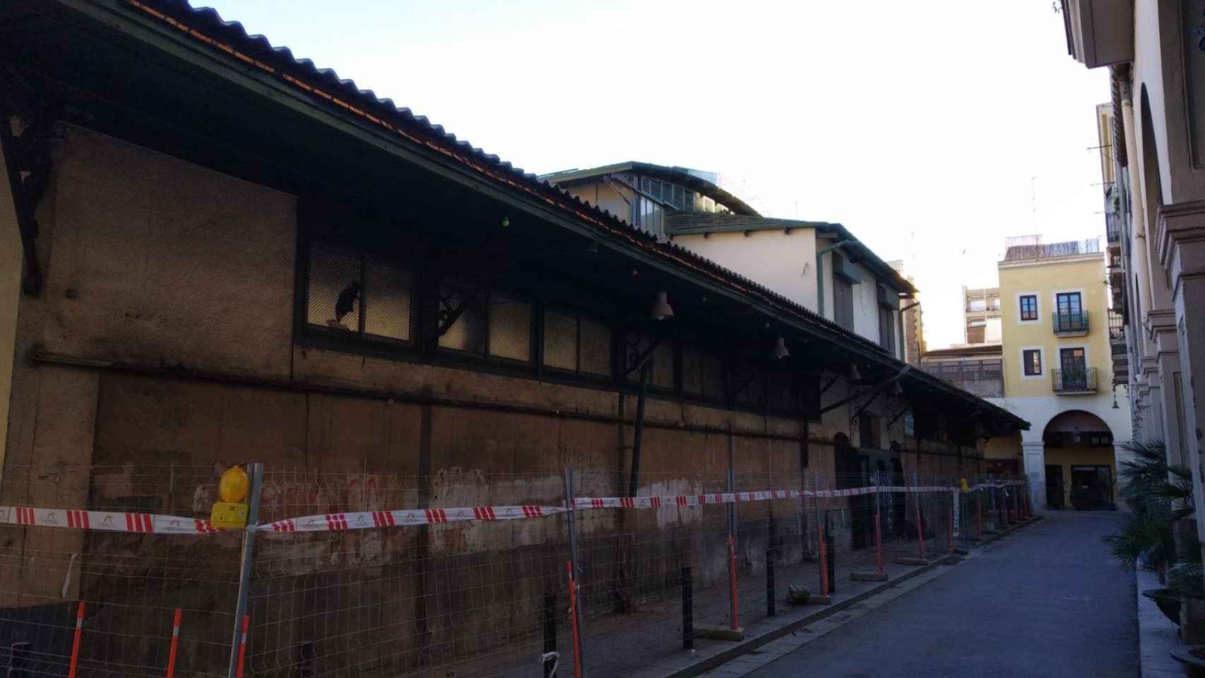 El viejo mercado de Sant Andreu está a punto de ser derribado / JORDI SUBIRANA