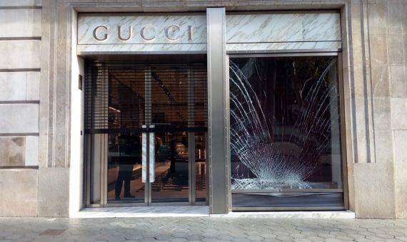 La tienda Gucci del paseo de Gràcia este viernes con el cristal reventado / HUGO FERNÁNDEZ