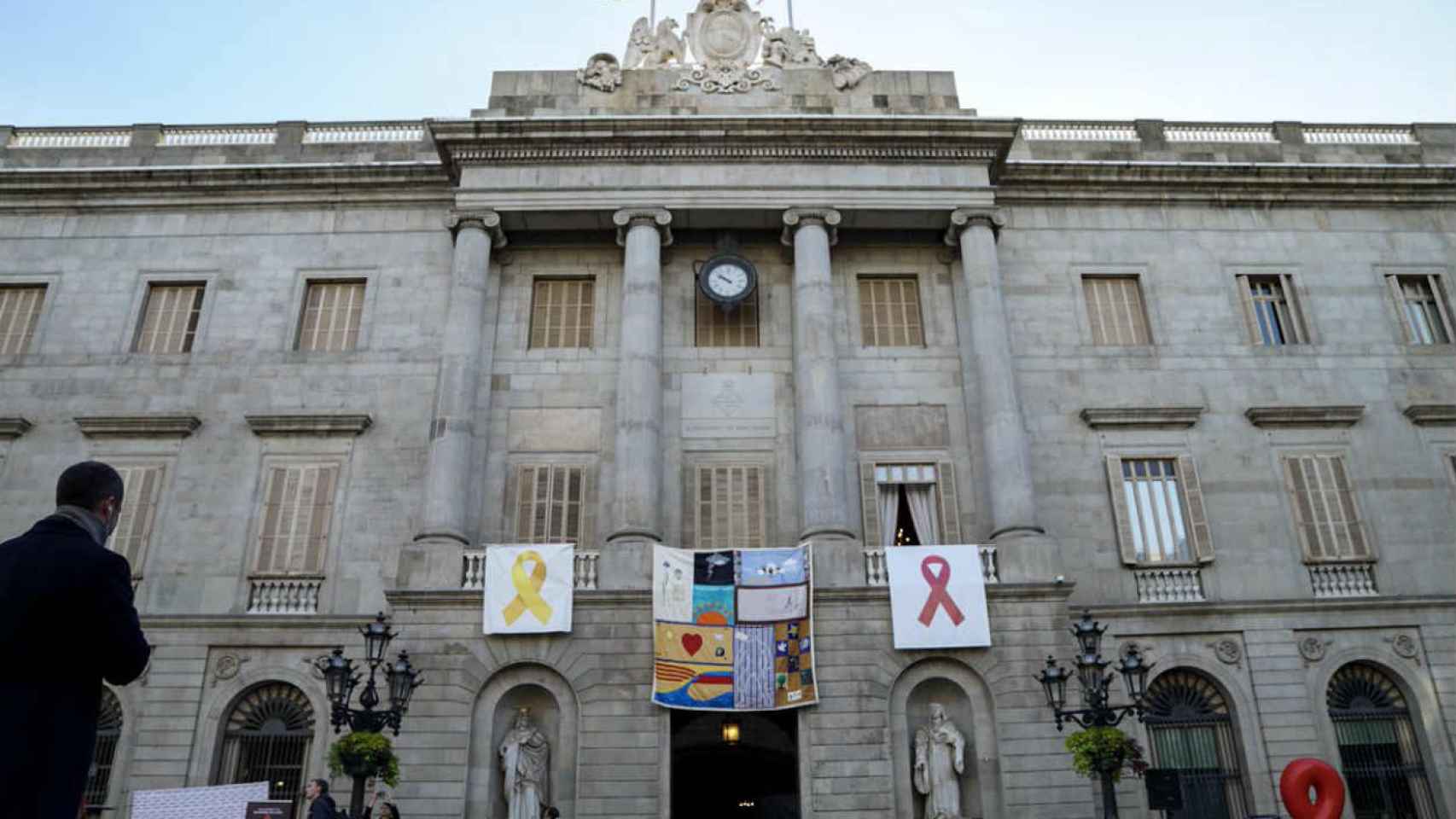 El balcón del Ayuntamiento, con el tapiz de la lucha contra el Sida / Ajuntament Barcelona