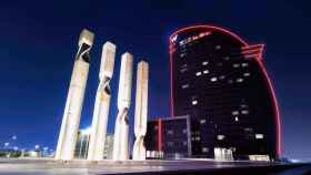 El hotel W de Barcelona iluminado de rojo por el Día Mundial de la lucha contra el VIH