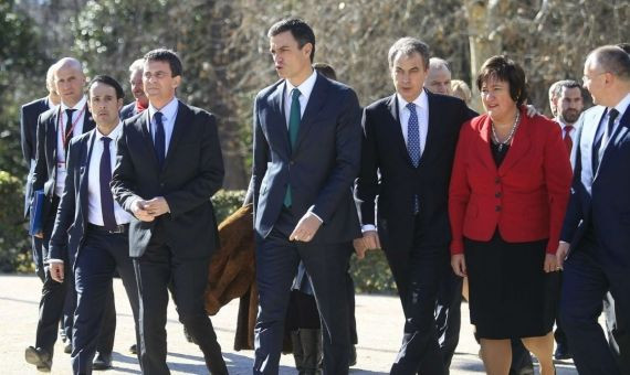 Valls, con Sánchez y Zapatero, en una reunión de la Internacional Socialista / Archivo