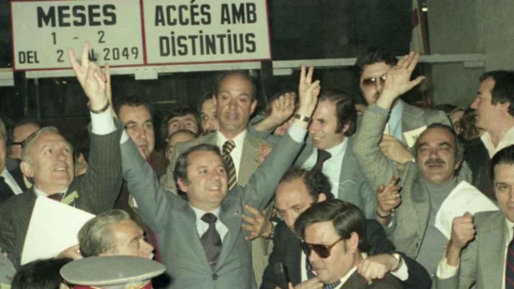 Josep Lluís Núñez celebra su victoria en las elecciones a la presidencia del Barça de 1978