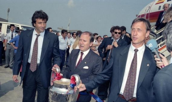Núñez, entre Alexanko y Cruyff, tras ganar el Barça la Copa de Europa de 1992
