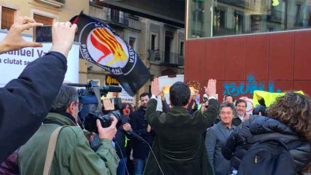 Manuel Valls saluda a quienes le gritaban al acabar su discurso en El Raval / MIKI