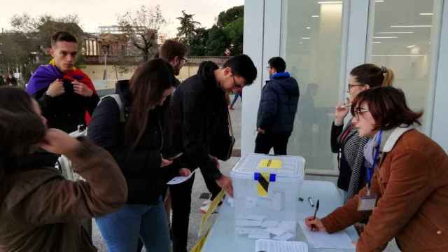 Referéndum sobre la monarquía en la UB / @ForaCatBorbo/TWITTER