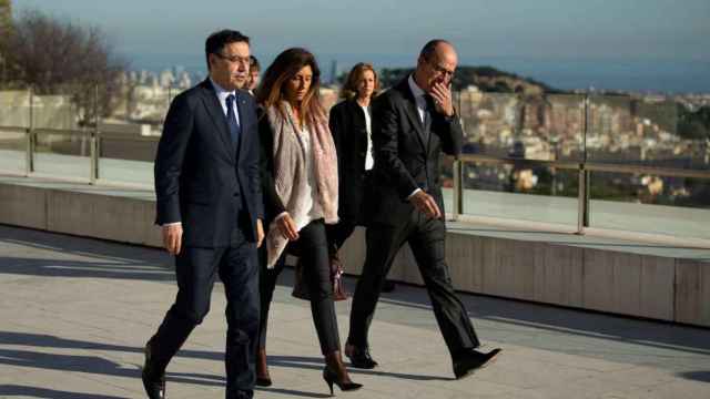 Josep Maria Bartomeu, Marta Pineda, esposa de Sandro Rosell, y Jordi Cardoner, llegando al tanatorio / EFE