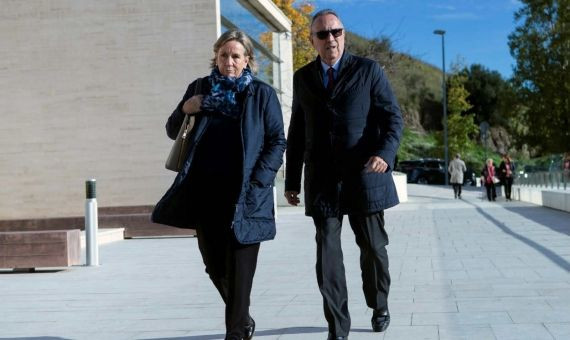 Joan Gaspart y su esposa han acudido a dar le pésame a la familia Núñez / EFE