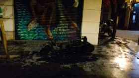 Moto quemada en el barrio de Gràcia / @MartaMutri