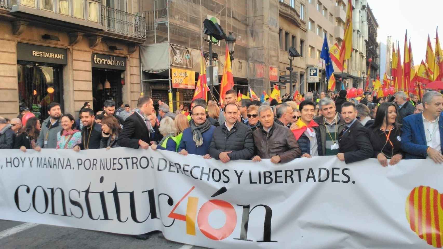Miembros de diferentes grupos políticos, encabezando la manifestación en Barcelona / EP