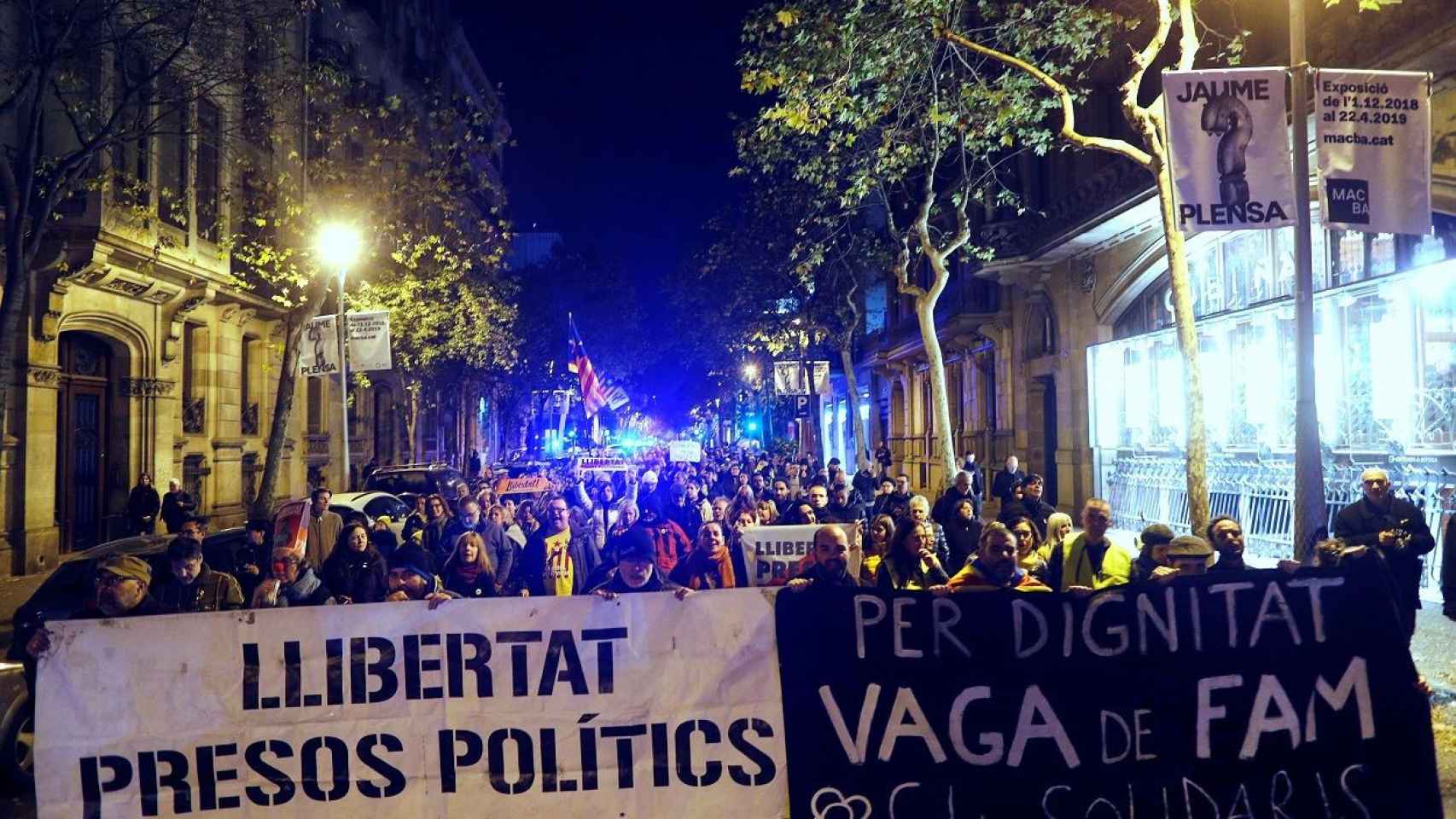 Manifestación de CDR en Barcelona con pancartas reivindicativas / EFE