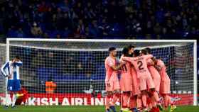 Los jugadores del Barça celebran el segundo gol de Messi, el cuarto del Barça ante el Espanyol / EFE