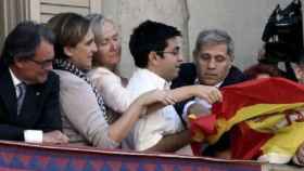Pisarello, con Alberto Fernández y Colau, el día que el PP intentó colocar la bandera española en el balcón de Sant Jaume / Archivo