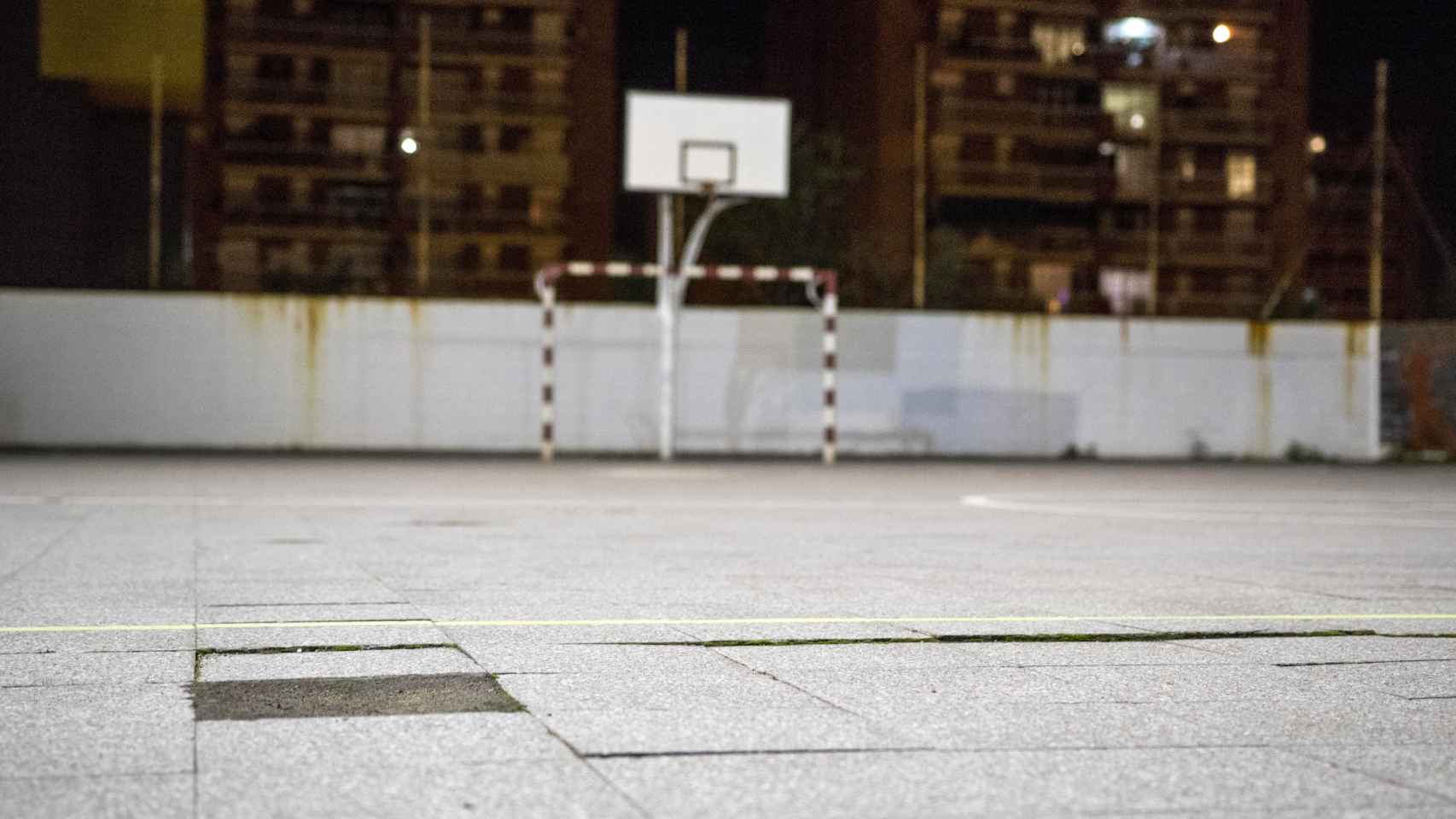 Una de las pistas de baloncesto descubiertas del barrio de Canyelles, que Ciutadans dice que el Ayuintamiento ha abandonado / HUGO FERNÁNDEZ
