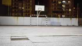 Una de las pistas de baloncesto descubiertas del barrio de Canyelles, que Ciutadans dice que el Ayuintamiento ha abandonado / HUGO FERNÁNDEZ