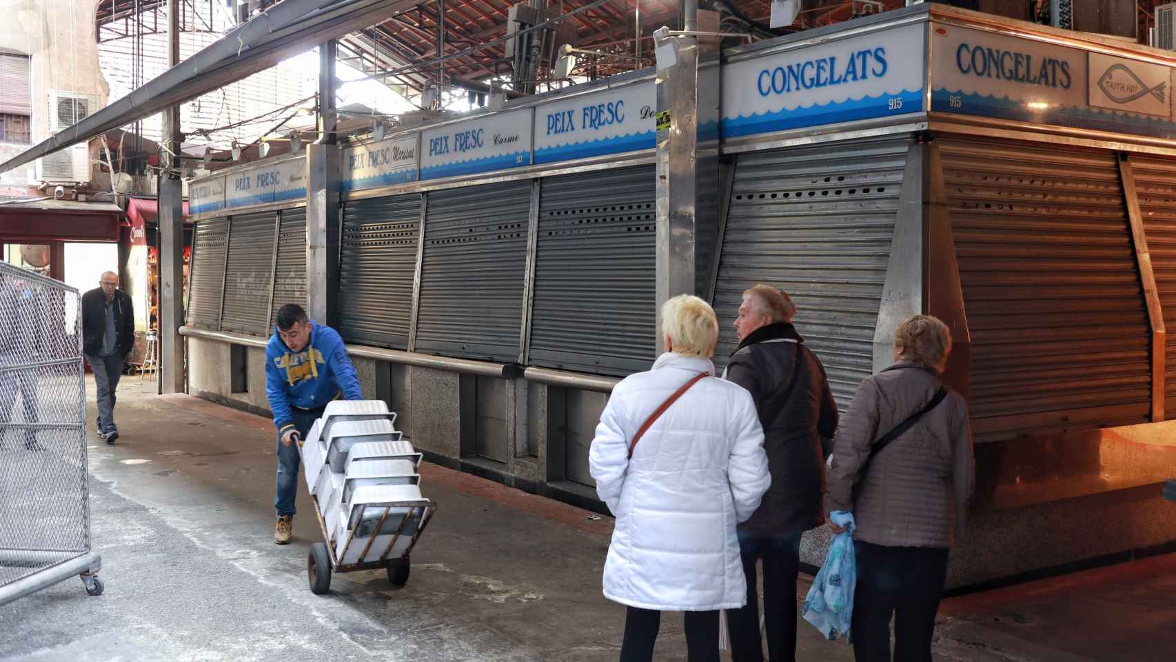 Paradas cerradas del mercado de la Boqueria, donde está previsto que se ubique el nuevo espacio de divulgación gastronómica / HUGO FERNÁNDEZ