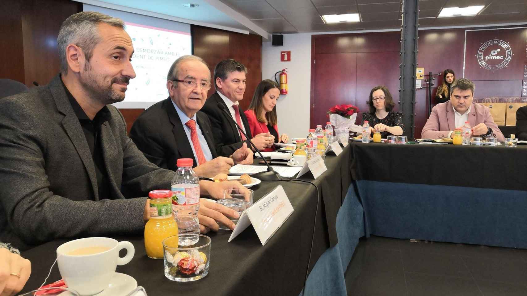 Josep González (en el centro), presidente de Pimec, durante el desayuno con los medios de comunicación / EP