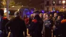 Imagen del vídeo en el que se ve a Cañas, pasando entre los mossos, ante los que le increpaban / @jordi_canyas