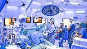 Cirujanos del Hospital Clínic en la operación de cáncer / EUROPA PRESS