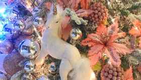Un unicornio decorando un árbol de Navidad