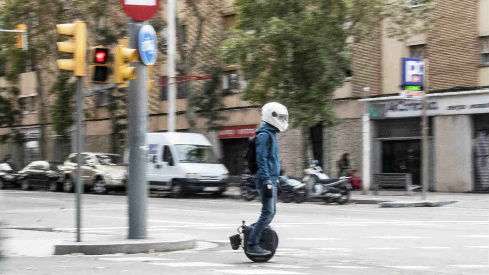 Un joven viaja en monociclo eléctrico debidamente equipado con el casco / HUGO FERNÁNDEZ