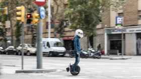 Un joven viaja en monociclo eléctrico debidamente equipado con el casco / HUGO FERNÁNDEZ