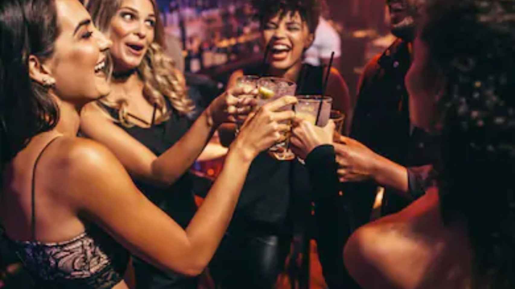 Varias chicas en una discoteca bebiendo alcohol mezclado con Redbull