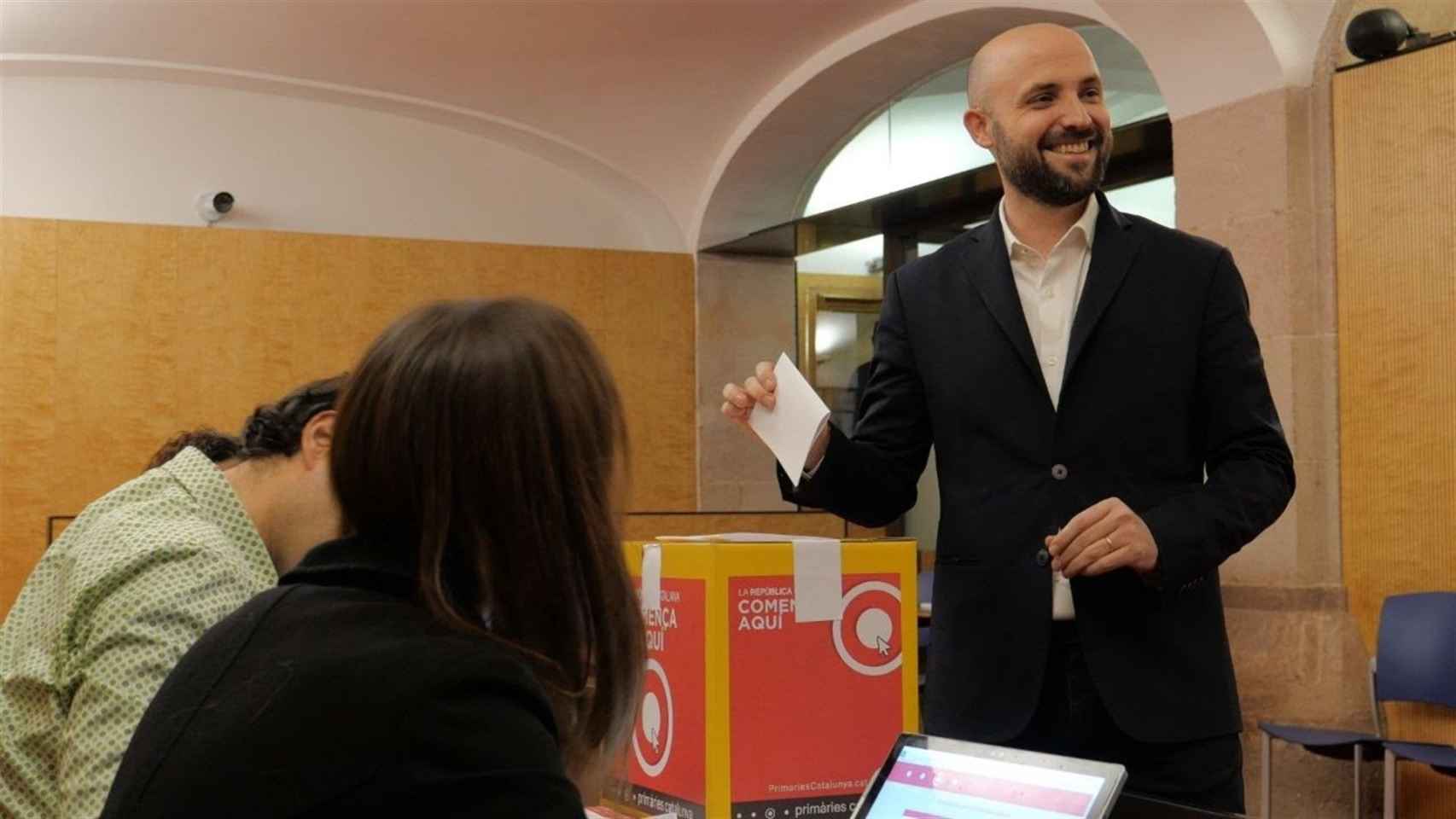 El candidato Jordi Graupera durante la votación de las primarias de su partido / PRIMÀRIES BARCELONA