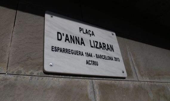 Placa de la plaza con el nombre de Anna Lizaran / AJUNTAMENT DE BARCELONA