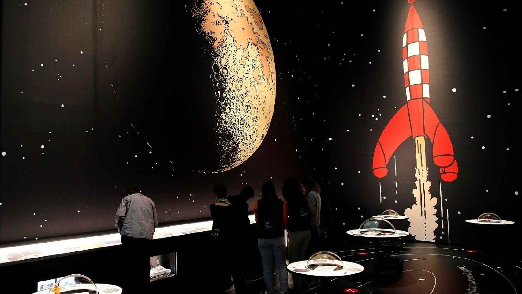 El cohete de Tíntín se perfila sobre la Luna que pisó Armstrong / EFE, Alejandro García