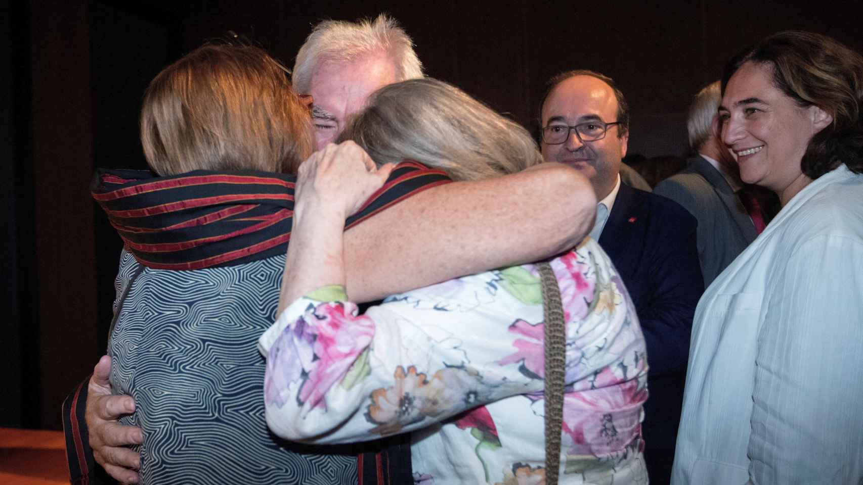 Ernest Maragall se abraza con su familia ante la mirada de Ada Colau y Miquel Iceta / EFE