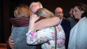 Ernest Maragall se abraza con su familia ante la mirada de Ada Colau y Miquel Iceta / EFE