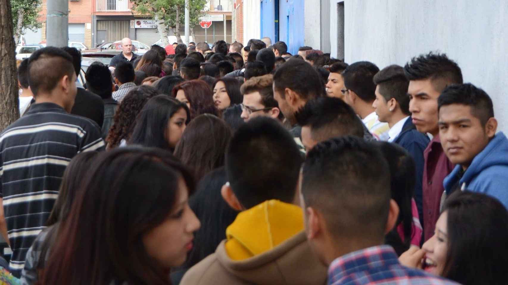 Jóvenes hacen cola para pedir un empleo / ARCHIVO