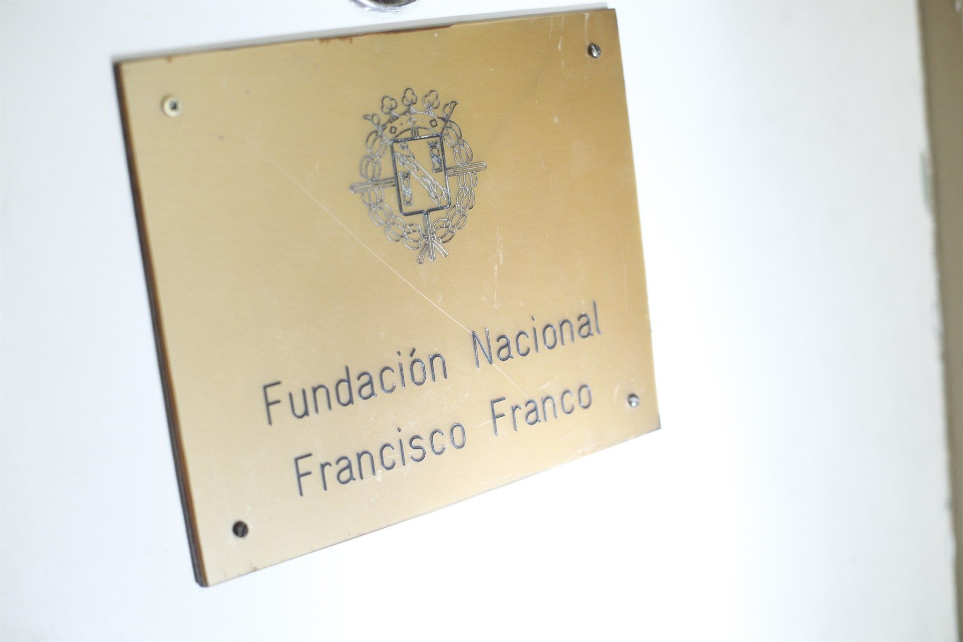 Placa de la Fundación Francisco Franco / EP
